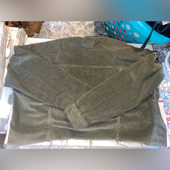 American Eagle cropped green corduroy shirt in women’s size XS. - Picture 5 of 5
